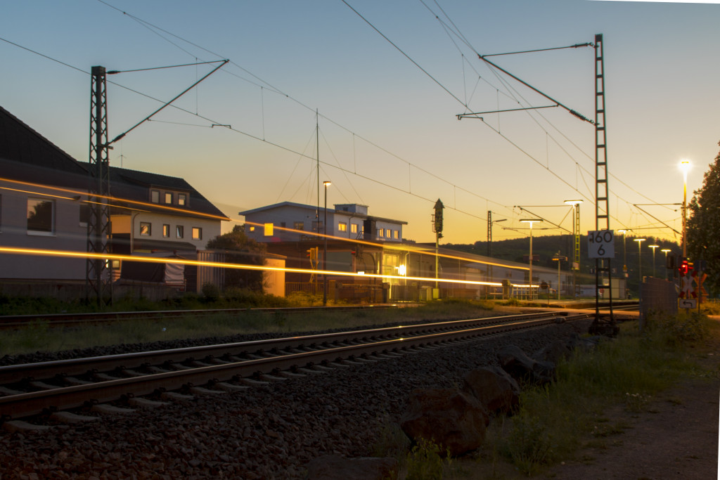 798 829 durcheilt in der untergehenden Sonne den Bahnhof Dutenhofen auf der Dillstrecke, aufgenommen am 08.05.2018.