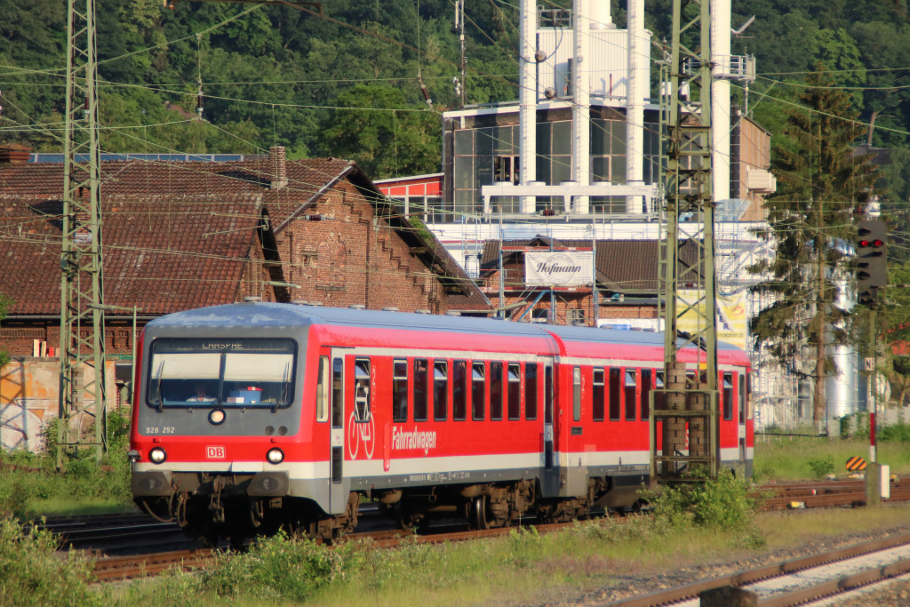628 252 rangiert vor dem ehemaligen Bahnbetriebswerk Marburg, aufgenommen am 25.05.2018.