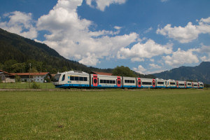 609 105 an einer Siedlung bei Osterhofen, aufgenommen am 18.07.2018.