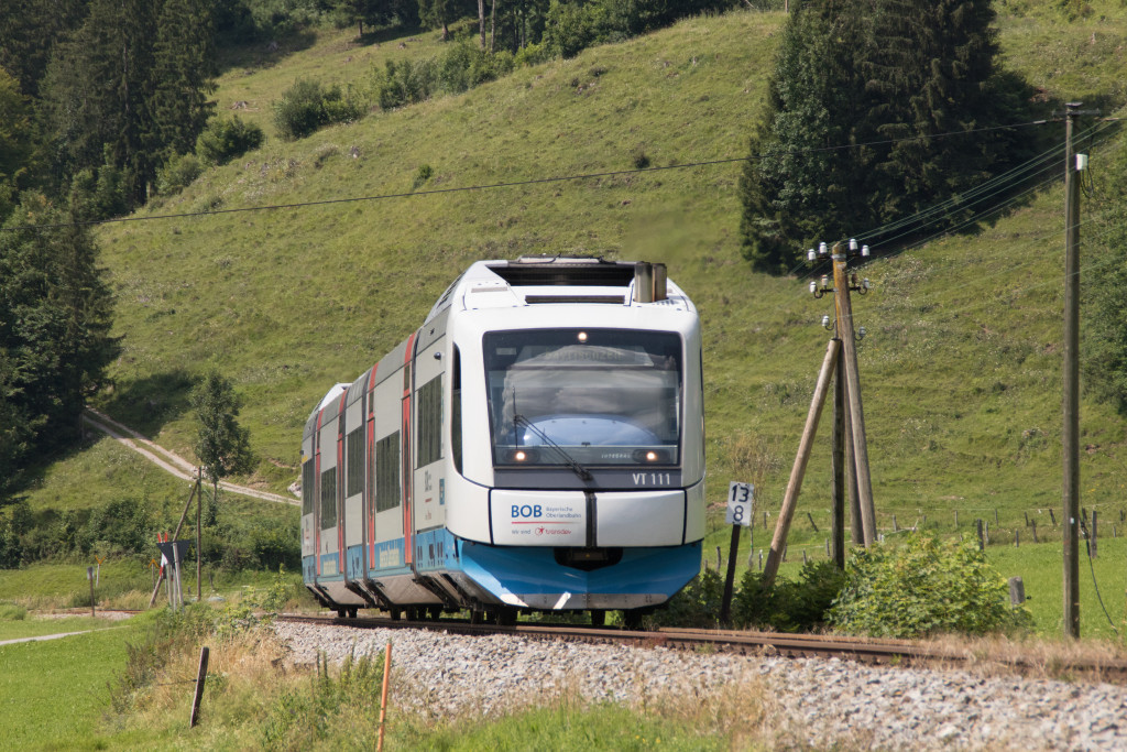 609 111 an den Telegraphenmasten bei Osterhofen, aufgenommen am 18.07.2018.