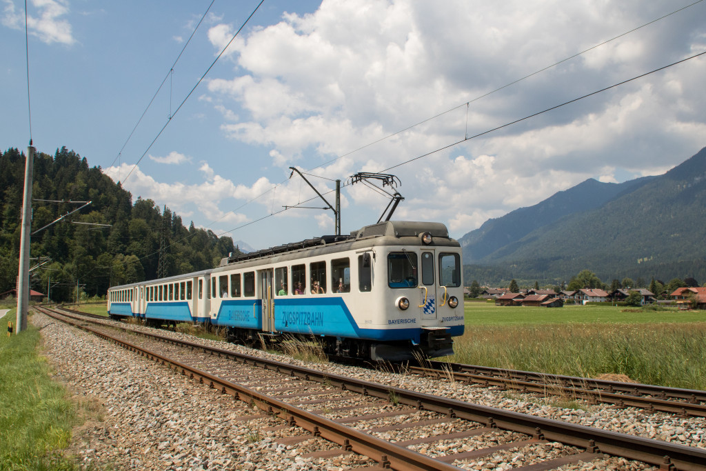 309, 211 und 213 der Bayerischen Zugspitzbahn bei Hausberg, aufgenommen am 19.07.2018.