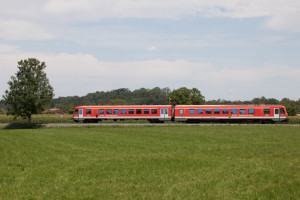 628 559 im Feld bei Altenmarkt auf der Traun-Alz-Bahn, aufgenommen am 20.07.2018.