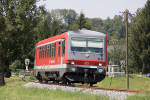 628 559 an einem Bahnübergang bei Altenmarkt auf der Traun-Alz-Bahn, aufgenommen am 20.07.2018.