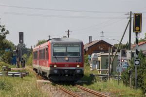 628 559 überquert einen Bahnübergang in Matzing auf der Traun-Alz-Bahn, aufgenommen am 20.07.2018.
