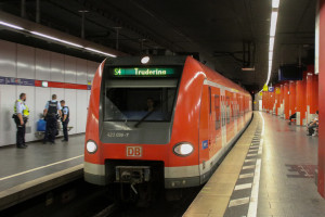 423 096 der S-Bahn-München fährt in den Hauptbahnhof München ein, aufgenommen am 23.07.2018.