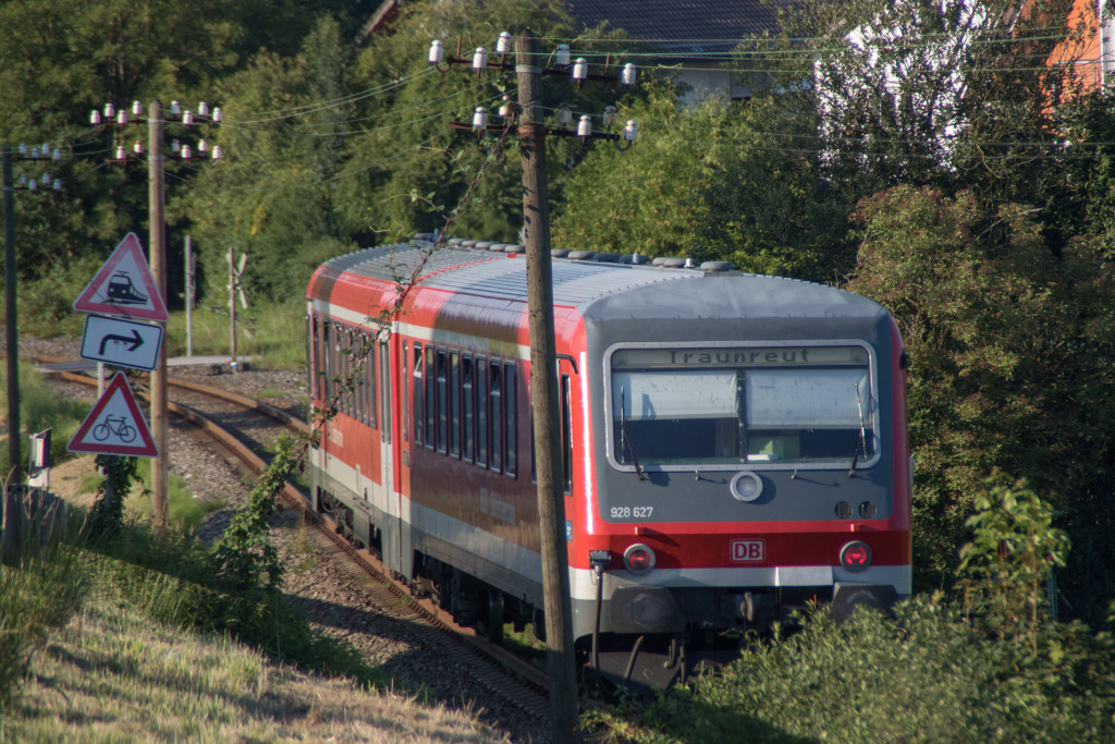628 627 versteckt sich in den Telegraphenmasten bei Hörpolding auf der Traun-Alz-Bahn, aufgenommen am 24.07.2018.