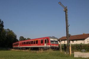 628 627 kurz vor dem Einfahrsignal von Hörpolding auf der Traun-Alz-Bahn, aufgenommen am 24.07.2018.