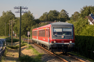 628 627 an den Telegraphenmasten bei Hörpolding auf der Traun-Alz-Bahn, aufgenommen am 24.07.2018.