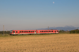 628 559 im Feld bei Matzing auf der Traun-Alz-Bahn, aufgenommen am 24.07.2018.