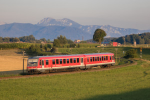 628 627 in der Steigung bei Hörpolding auf der Traun-Alz-Bahn, aufgenommen am 24.07.2018.