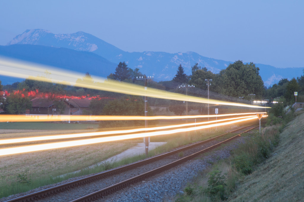 628 627 als Langzeitbelichtung bei Aiging auf der Traun-Alz-Bahn, aufgenommen am 24.07.2018.
