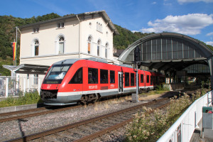 648 206 verlässt die kleinste Bahnhofshalle in Deutschland, aufgenommen am 11.08.2018 in Bad Ems auf der Lahntalbahn.