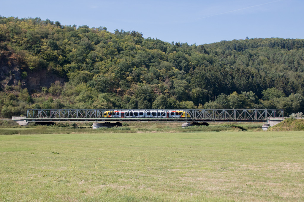 Ein LINT der HLB überquert die Lahnbrücke bei Stockhausen auf der Lahntalbahn, aufgenommen am 18.08.2018.