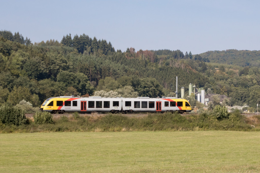 Ein LINT der HLB am Steinbruch bei Stockhausen auf der Lahntalbahn, aufgenommen am 18.08.2018.