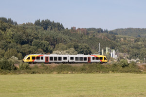 Ein LINT der HLB am Steinbruch bei Stockhausen auf der Lahntalbahn, aufgenommen am 18.08.2018.