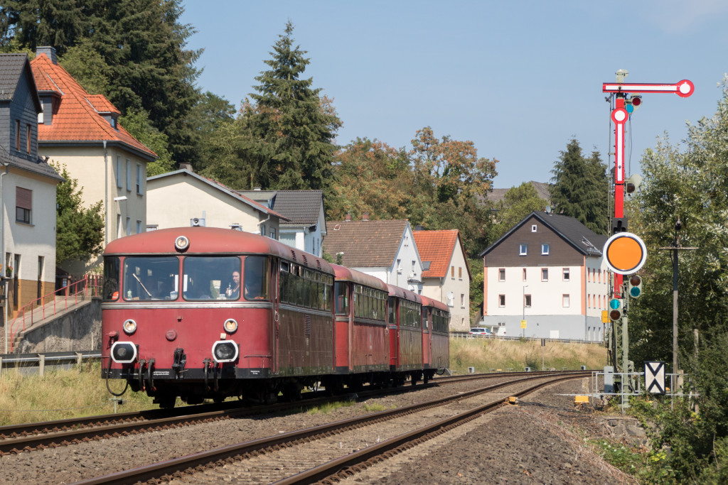798 829, 996 310, 798 589 und 998 184 verlassen Löhnberg in Richtung Weilburg, aufgenommen am 18.08.2018 auf der Lahntalbahn.