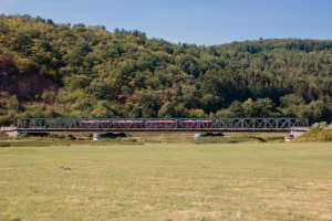 798 829, 998 184, 798 589 und 996 310 überqueren die Lahnbrücke bei Stockhausen auf der Lahntalbahn, aufgenommen am 18.08.2018.