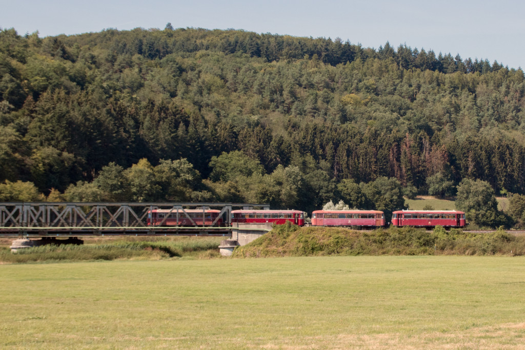 798 829, 998 184, 798 589 und 996 310 verlassen die Lahnbrücke bei Stockhausen auf der Lahntalbahn, aufgenommen am 18.08.2018.