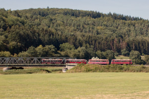 798 829, 998 184, 798 589 und 996 310 verlassen die Lahnbrücke bei Stockhausen auf der Lahntalbahn, aufgenommen am 18.08.2018.