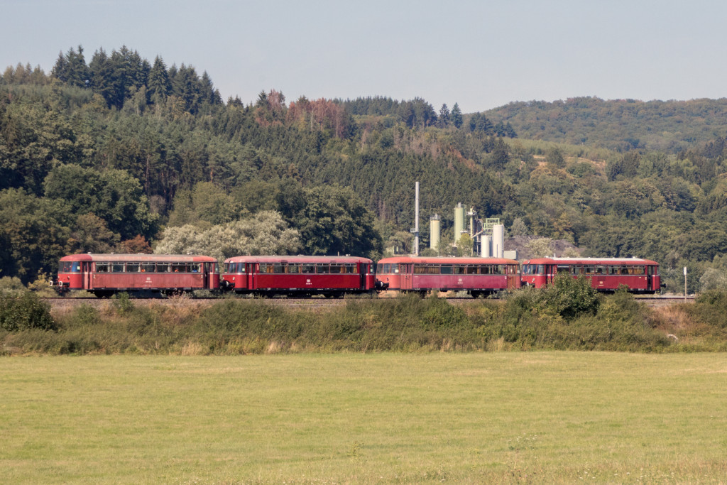 798 829, 998 184, 798 589 und 996 310 am Steinbruch bei Stockhausen auf der Lahntalbahn, aufgenommen am 18.08.2018.
