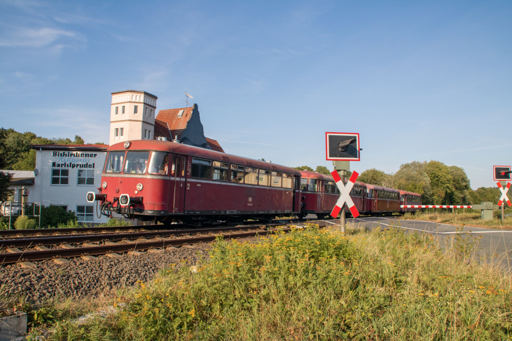 798 829, 996 310, 798 589 und 998 184 überqueren den Bahnübergang bei Biskirchen, aufgenommen am 18.08.2018 auf der Lahntalbahn.
