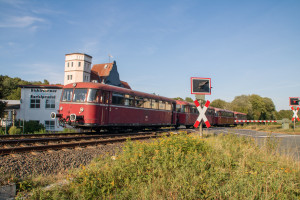 798 829, 996 310, 798 589 und 998 184 überqueren den Bahnübergang bei Biskirchen, aufgenommen am 18.08.2018 auf der Lahntalbahn.