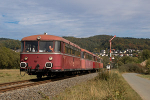 798 829, 998 184, 798 589 und 996 310 bei Buchenau auf der oberen Lahntalbahn, aufgenommen am 09.09.2018.