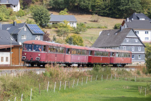 798 829, 998 184, 798 589 und 996 310 in Bermershausen auf der oberen Lahntalbahn, aufgenommen am 09.09.2018.