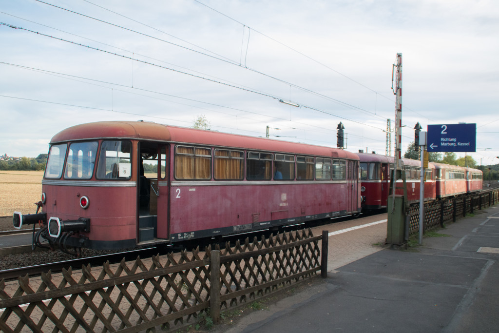 798 829, 996 310, 798 589 und 998 184 stehen am Bahnsteig im Bahnhof Niederwalgern auf der Main-Weser-Bahn, aufgenommen am 09.09.2018.