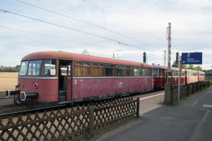 798 829, 996 310, 798 589 und 998 184 stehen am Bahnsteig im Bahnhof Niederwalgern auf der Main-Weser-Bahn, aufgenommen am 09.09.2018.