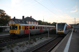 Am 29.08.2015 begegnen sich zwei Fahrzeuge der HLB im Bahnhof Friedrichsdorf, ein VT2E ist kurz vor seinem Ziel Bad Homburg angekommen und ein GTW wartet auf Ausfahrt in Richtung Friedberg.