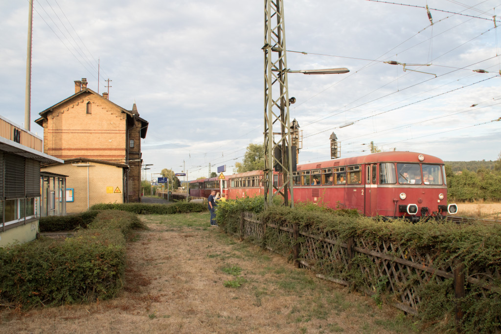 Im Bahnhof Niederwalgern warten 798 829, 996 310, 798 589 und 998 184 auf die Weiterfahrt über die Main-Weser-Bahn, aufgenommen am 09.09.2018.