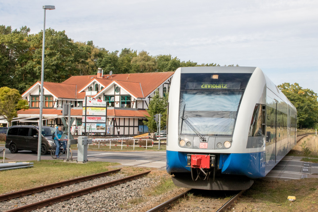 Ein GTW der Usedomer-Bäderbahn überquert den Bahnübergang in Karlshagen, aufgenommen am 29.09.2018.