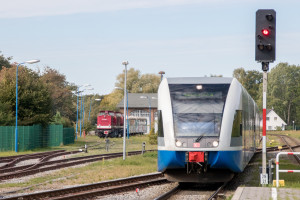 Ein GTW der Usedomer-Bäderbahn fährt in den Bahnhof Zinnowitz ein, aufgenommen am 29.09.2018.