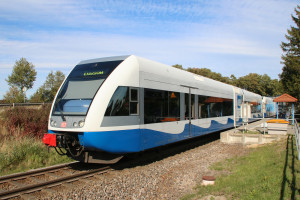 Ein GTW der Usedomer-Bäderbahn verlässt den Haltepunkt Wolgast-Fähre, aufgenommen am 29.09.2018.