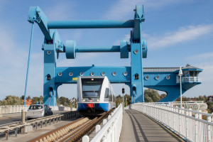 Ein GTW der Usedomer-Bäderbahn überquert die Hubbrücke bei Wolgast, aufgenommen am 29.09.2018.