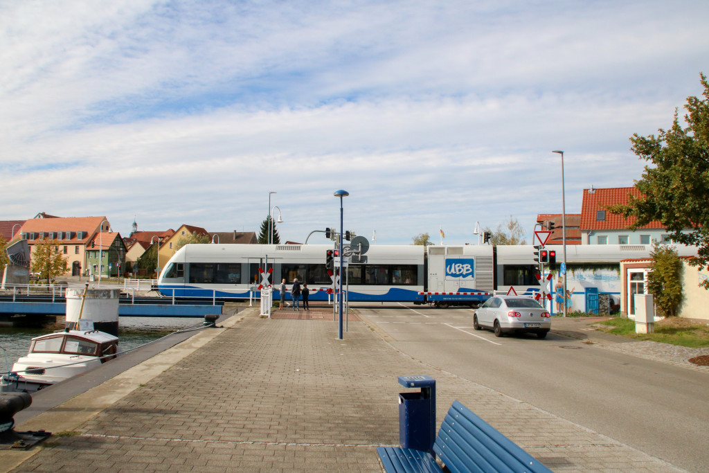 Ein GTW der Usedomer-Bäderbahn überquert einen Bahnübergang nahe des Hafens von Wolgast, aufgenommen am 29.09.2018.