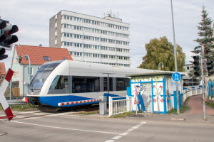 Ein GTW der Usedomer-Bäderbahn überquert einen Bahnübergang in Wolgast, auf dem Schalthaus ist das Maskottchen der UBB, aufgenommen am 29.09.2018.
