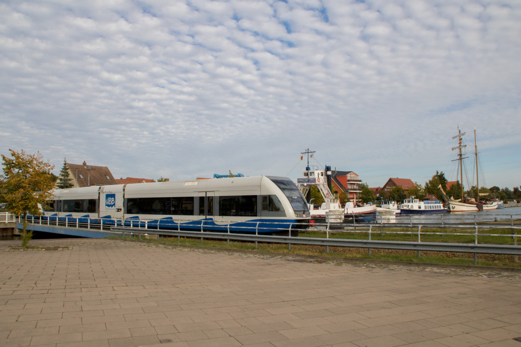 Ein GTW der Usedomer-Bäderbahn passiert den Hafen von Wolgast, aufgenommen am 29.09.2018.