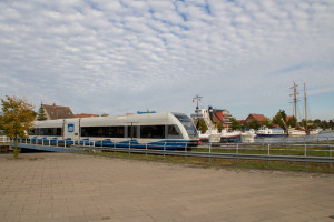 Ein GTW der Usedomer-Bäderbahn passiert den Hafen von Wolgast, aufgenommen am 29.09.2018.
