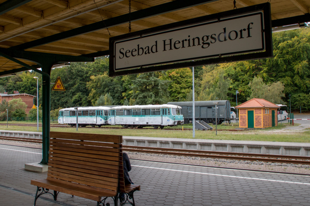 772 007 und 772 065 stehen im Bahnhof Seebad Heringsdorf abgestellt, aufgenommen am 01.10.2018.