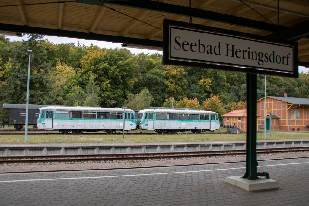 Im Bahnhof Seebad Heringsdorf stehen 772 007 und 772 065 abgestellt, aufgenommen am 01.10.2018.
