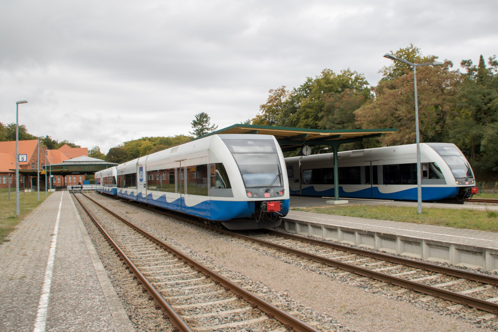 Zugkreuzung zwischen jeweils zwei Einheiten 646 der Usedomer Bäderbahn im Bahnhof Seebad Heringsdorf, aufgenommen am 01.10.2018.