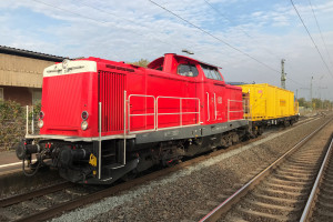 212 094 durcheilt am morgen des 07.10.2018 den Bahnhof Hanau-Nord.