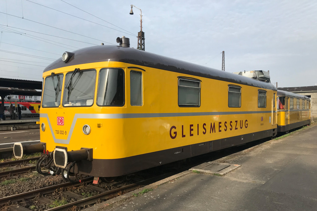 726 002 und 725 002 stehen im Bahnhof Hanau Hbf, aufgenommen am 07.10.2018.