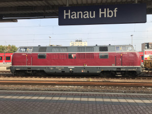 Im Bahnhof Hanau Hbf steht 221 124, aufgenommen am 07.10.2018.