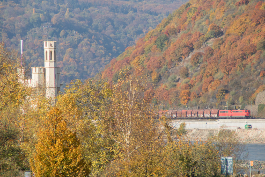 Zwei Loks der Baureihe 151 ziehen einen schweren Güterzug gegenüber des Binger Mäuseturms über die rechte Rheinstrecke, aufgenommen am 03.11.2018.