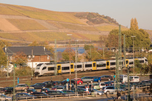 Ein 460 der Trans-Regio vor dem ehemaligen Stellwerk in Bingen auf der linken Rheinstrecke, aufgenommen am 03.11.2018.