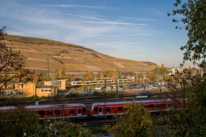 Ein 460 der Trans-Regio fährt in den Bahnhof Bingen auf der linken Rheinstrecke ein, im Vordergrund stehen 628 473 und 628 471, aufgenommen am 03.11.2018.