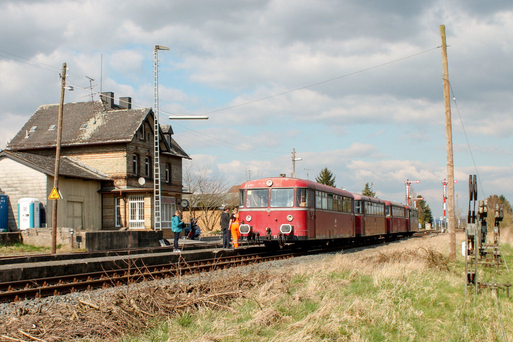 996 677, 798 589, 996 310 und 798 829 halten im Bahnhof Beienheim auf der Horlofftalbahn, aufgenommen am 06.04.2015.